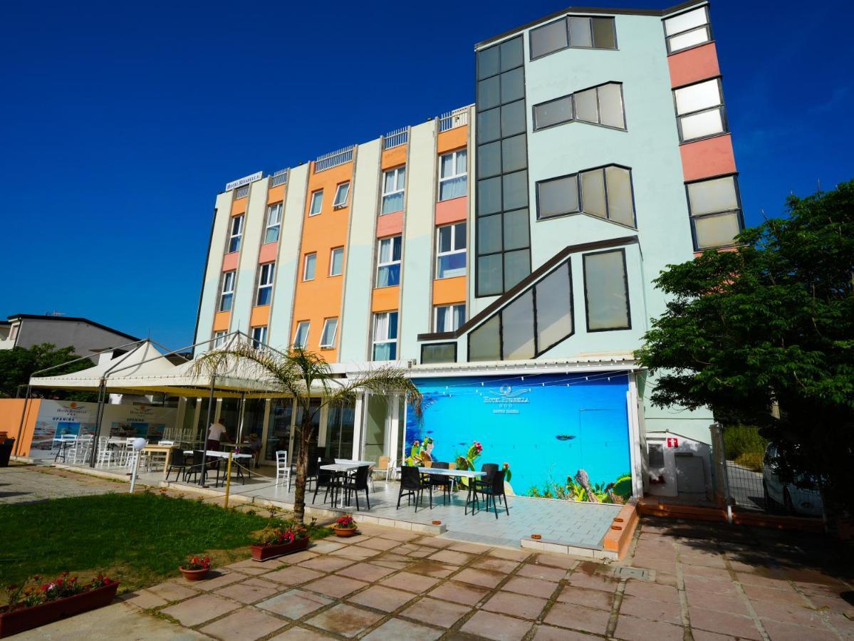 Hotel Rivabella Davoli Exteriör bild