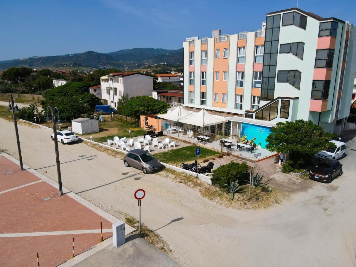 Hotel Rivabella Davoli Exteriör bild