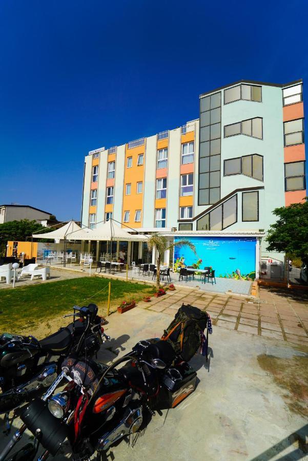 Hotel Rivabella Davoli Exteriör bild