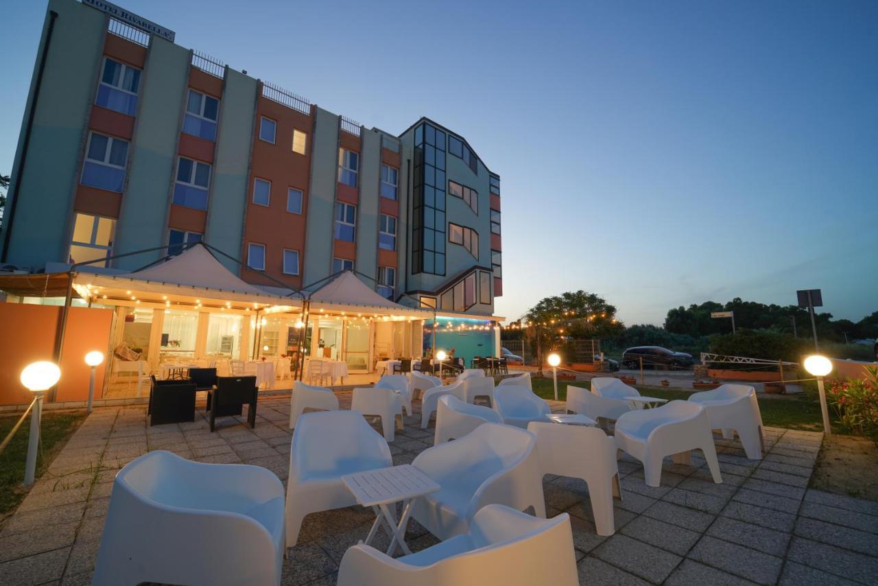 Hotel Rivabella Davoli Exteriör bild