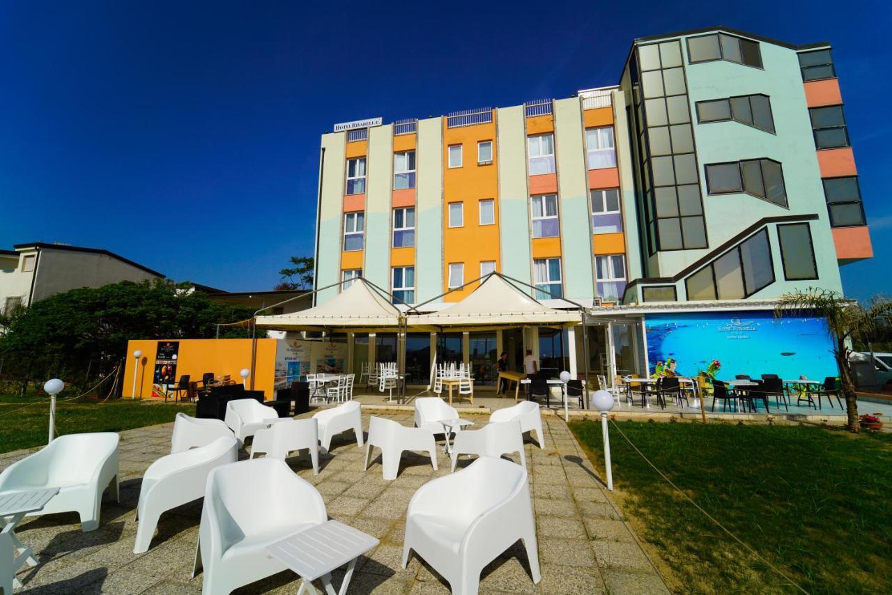 Hotel Rivabella Davoli Exteriör bild